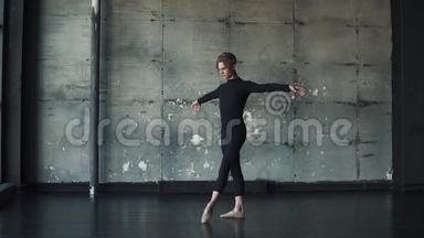 一位男芭蕾舞演员在黑暗的<strong>背景</strong>下在演播室跳<strong>古典</strong>芭蕾的肖像。 慢动作